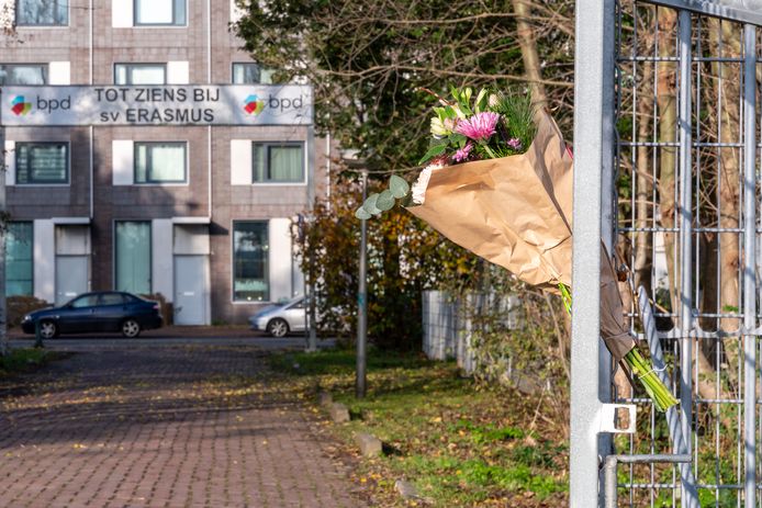 Bloemen bij het hek van SV Erasmus, na het overlijden van Patrick tijdens de training.