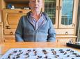 Imker Jan de Rooij uit Wouw met de koninginnen van de Aziatische hoornaar die hij de afgelopen weken heeft gevangen.