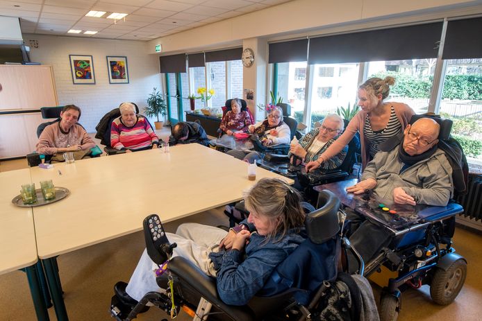 Bewoners van het Dorp praten over de dood van Mies Bouwman.