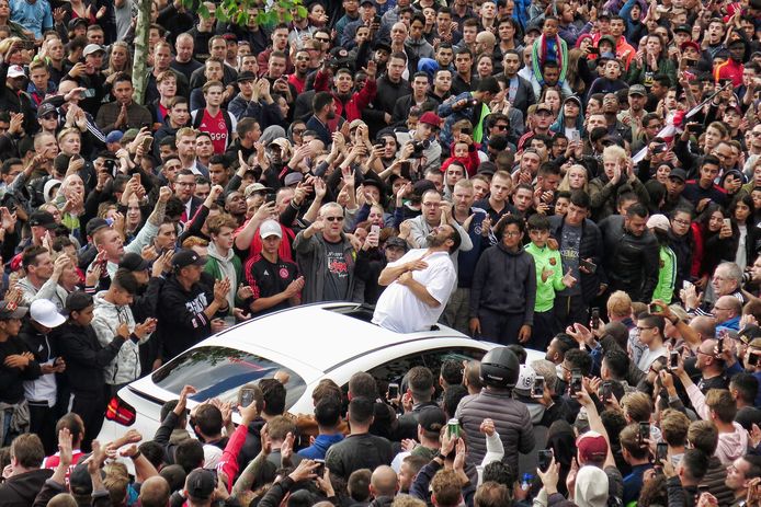 14 juli: De vader van Abdelhak Nouri bedankt de fans voor hun komst bij het huis van de Ajacied. De 20-jarige middenvelder van Ajax belandde in het ziekenhuis, nadat hij tijdens een oefenduel met Werder Bremen in Oostenrijk ineenstortte met hartritmestoornissen.