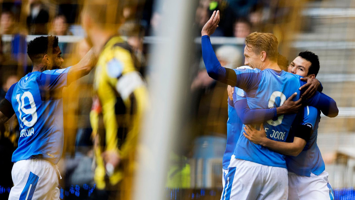 De LoJoLo-voorhoede van PSV viert de 0-1 tegen Vitesse. Beeld anp