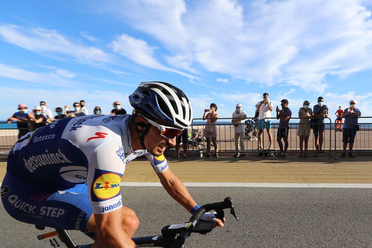 Julian Alaphilippe, hier op de boulevard die langs de zee loopt, op weg naar zijn Touroverwinning in Nice. Beeld AFP