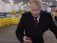 Reporter toont Boris Johnson foto zieke kleuter, premier pakt telefoon af en steekt hem in zijn zak 