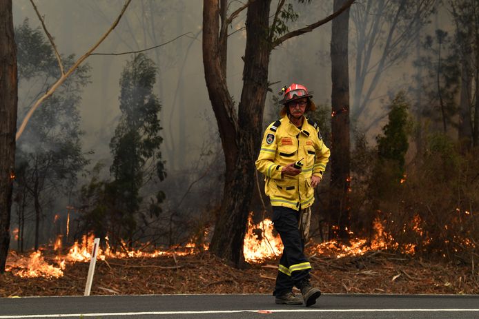 Terwijl brandweerlieden de handen nog vol hebben aan de bosbranden, kwam cycloon Blake aan land.