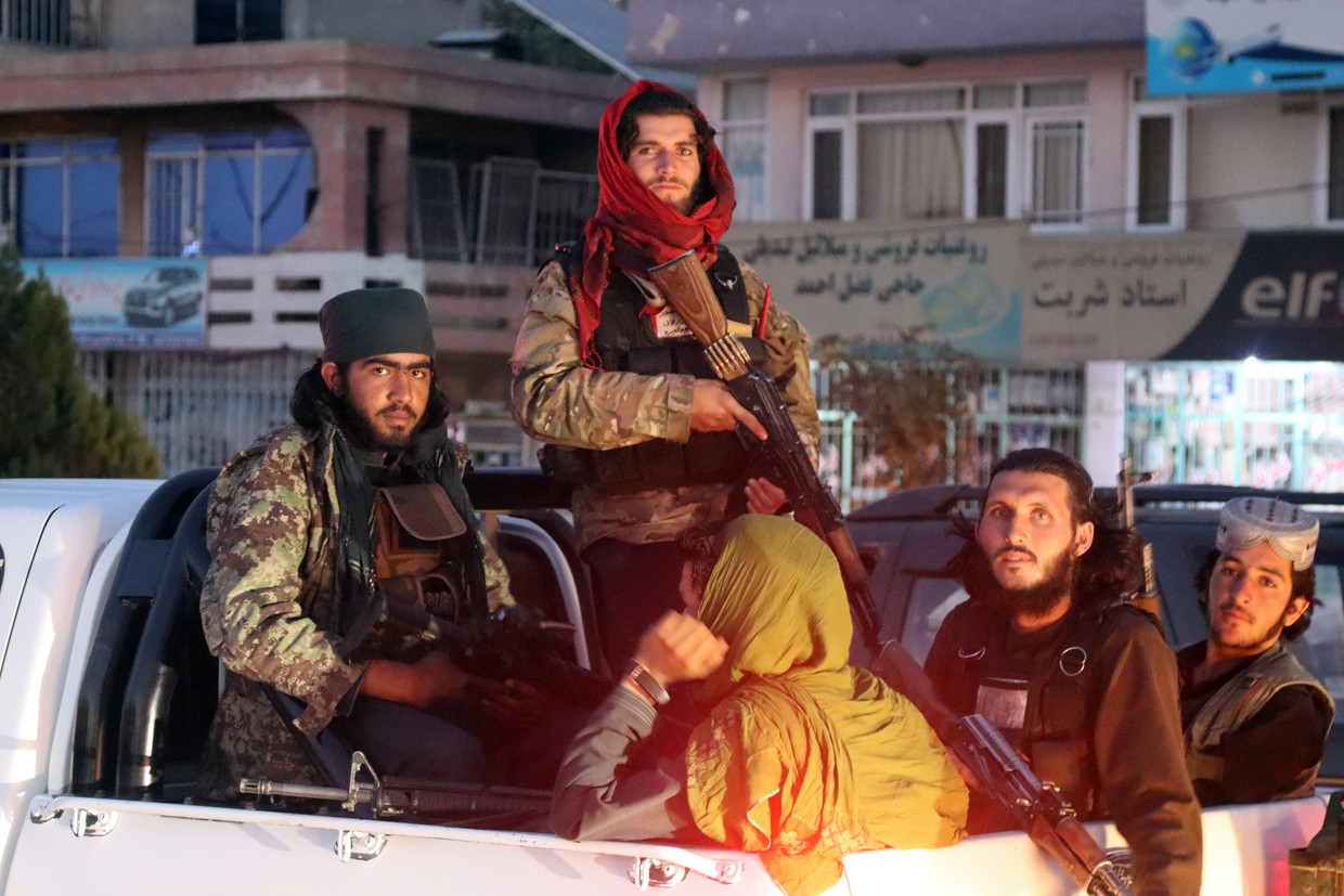 Talibanstrijders op patrouille in Kabul.  Beeld AP
