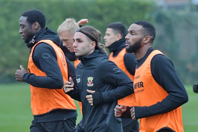 De proefspelers  Aventis Aventisian (zwart jack,) en Cuco Martina (r) mogen nog wat langer blijven, als het aan GA Eagles ligt.