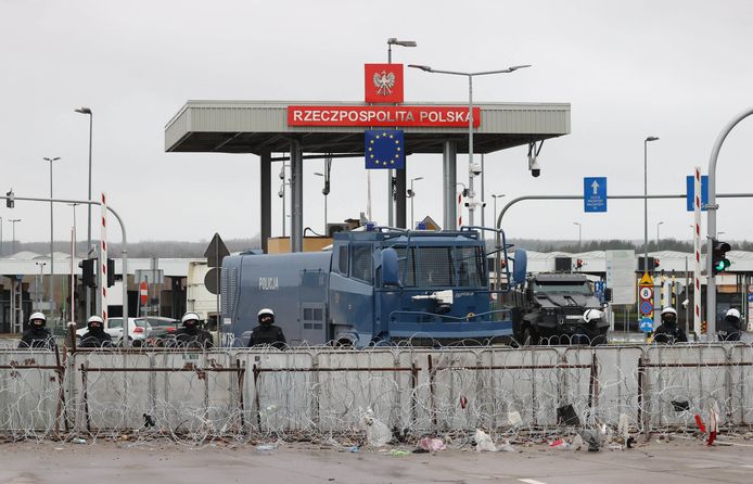 De Poolse politie bewaakt de Bruzgi-Kuznica grensovergang.