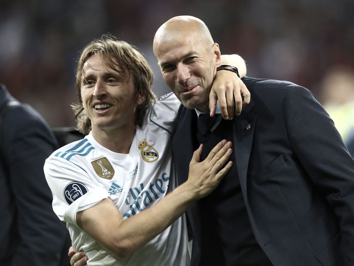 Modric feliciteert Zidane na de 3-1-zege van afgelopen zaterdag tegen Liverpool in Kiev.