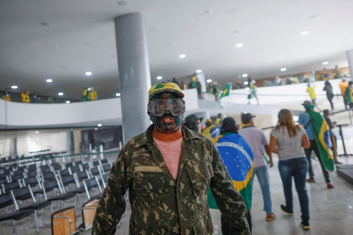 Aanhangers van de voormalige Braziliaanse president Jair Bolsonaro hebben zich toegang verschaft tot het werkpaleis van de nieuwe Braziliaanse president Lula da Silva in de hoofdstad Brasília op 8 januari. 