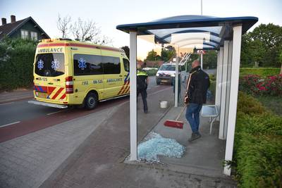 Dronken man rijdt met zijn fiets door ruit van bushokje in Nederasselt