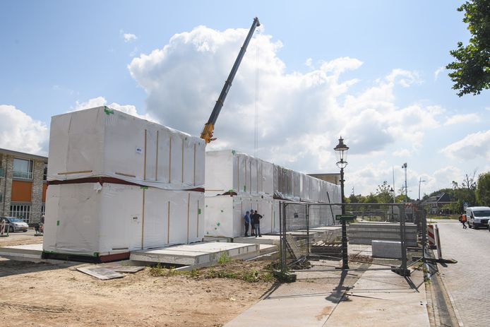 De units worden deze week van Oldenzaal naar Losser gebracht.