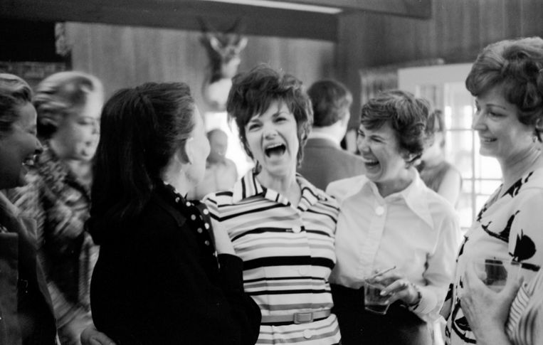 Marilyn Lovell (in streepjesjurk), de vrouw van astronaut James Lovell. Beeld Getty