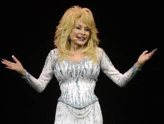 Dolly Parton: “Ik zie er zo jong uit als mijn plastische chirurgen toelaten”