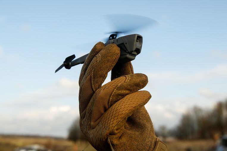 Ank Bijleveld: 'In de Black Hornet zitten beweegbare camera’s die gebruikt kunnen worden voor verkenningsvluchten.' Beeld Bloomberg via Getty Images