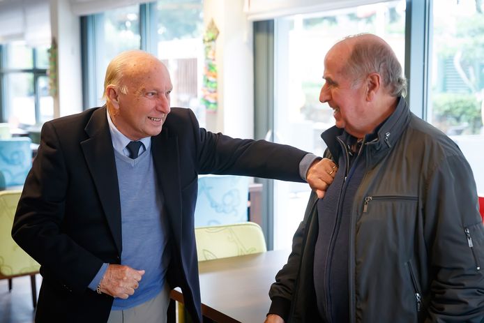 Rinus Bennaars (links) is in 2018 in Residentie Moermont te Bergen op Zoom blij met het bezoek van Frans Bouwmeester uit Breda, in de jaren zestig zijn ploeggenoot bij Feyenoord en vriend voor het leven.