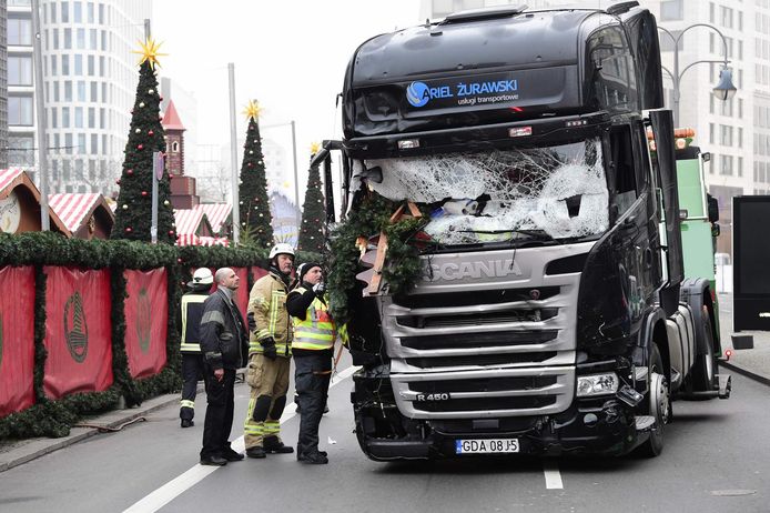 Brandweerlui inspecteren de vrachtwagen die werd gebruikt voor de aanslag op de kerstmarkt in Berlijn op 19 december 2016.