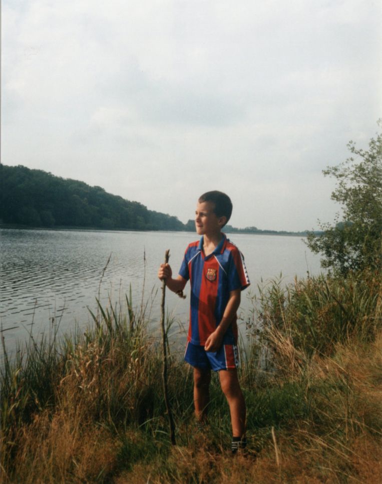 Twee constanten in de fotoboeken, blauw-groene meren en blauw-rode voetbaltruitjes.  Beeld Michiel Martin
