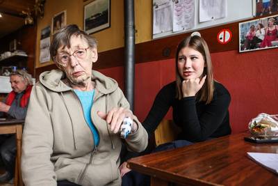 Cafébazin Lisbeth (87) staat een dag na gewelddadige overval weer achter haar toog: “Finse zeevaarders leerden me schelden, de Denen roken en drinken”