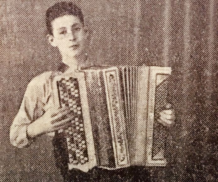 De 14-jarige Coen van Orsouw voor zijn optreden voor de KRO-radio in 1934