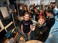 Sieb Mollink (links) en Jasper Oude Engberink nemen een kijkje bij het bedrijf Achterbosch Machinebouw.
