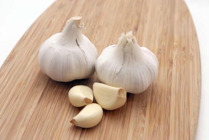 Het gaat de ronde dat knoflook je minder aantrekkelijk maakt bij muggen, maar er blijkt geen wetenschappelijk bewijs voor te bestaan.