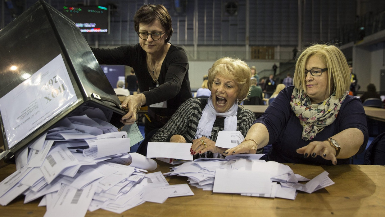De einduitslag van de Britse verkiezingen is binnen en de Conservatieven van premier David Cameron hebben 331 zetels weten te halen. Daarmee hebben ze een absolute meerderheid van de 650 zetels. Beeld epa