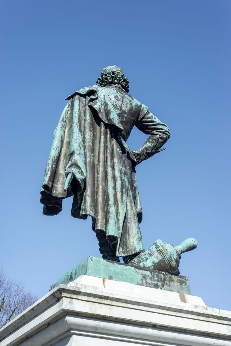 Het standbeeld van Jan Pieterszoon Coen in Hoorn.

 Beeld Loes van Duijvendijk