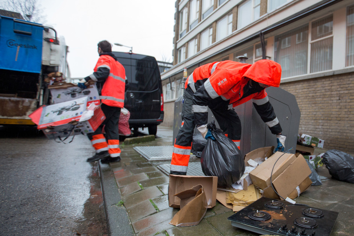 In Amsterdam wordt veel vuil naast containers of elders neergelegd. Door de toename van pakketjes is er meer karton dan gewoonlijk. Beeld Maartje Geels