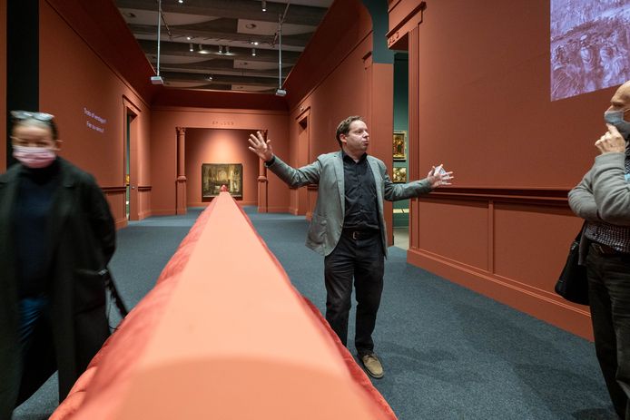 Voorstelling van de tentoonstelling Uitbundig Verleden. De Bourgondiërs door Romantische ogen in het Hof van Busleyden. Curator Bart Stroobants