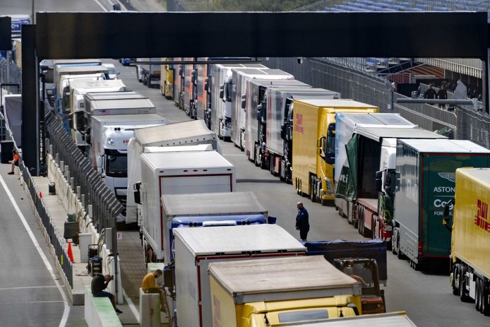 De Formule 1-trucks komen aan op het circuit van Zandvoort.