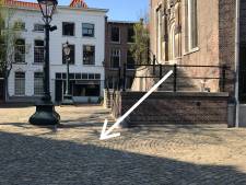 Schiedams mysterie: achter deze steen op de Grote Markt schuilt een horrorverhaal