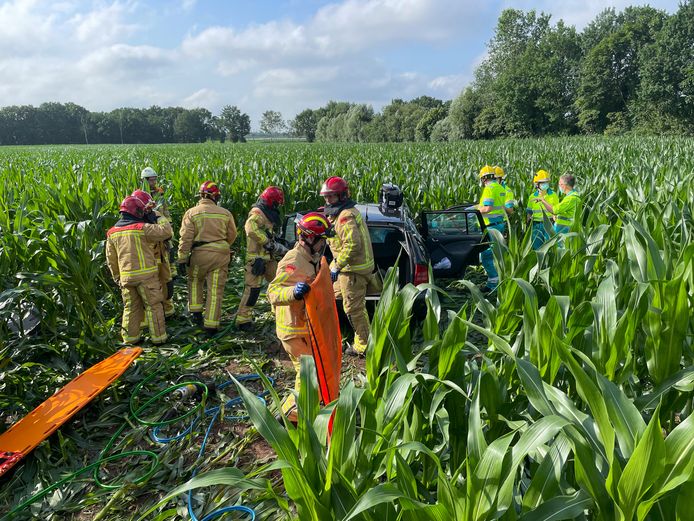 Bestuurder in auto bekneld na aanrijding in Liessel.