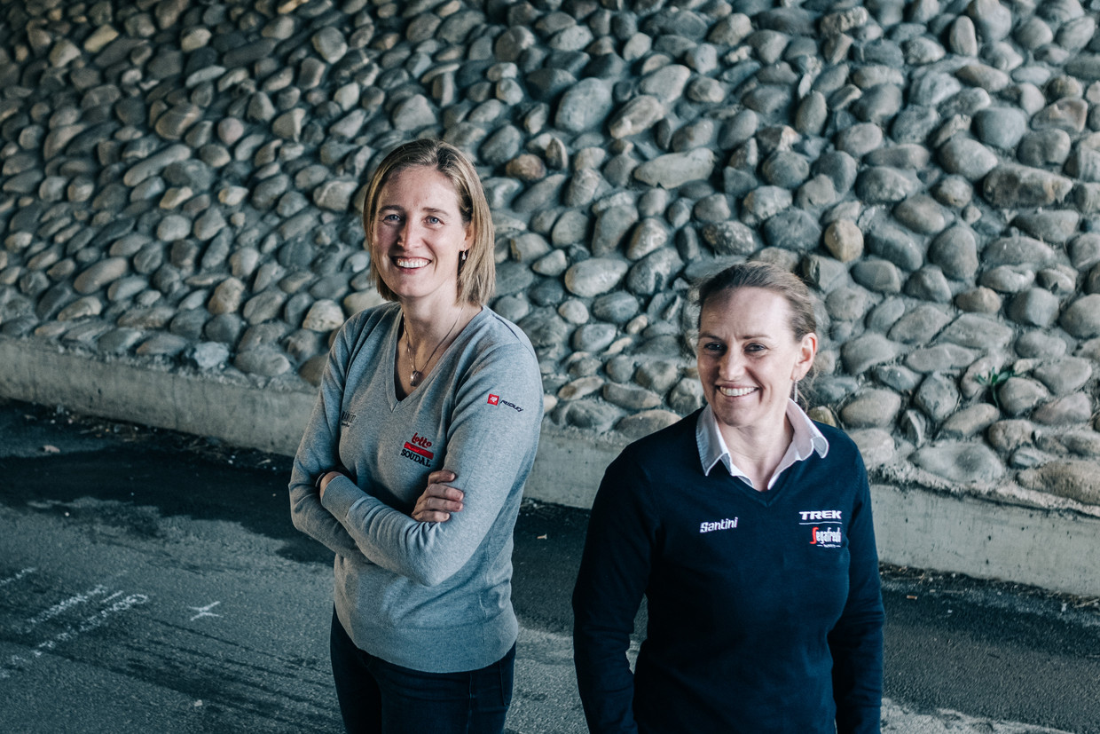 Valérie D'haeze (l.) en Elke Weylandt, de zus van de in 2011 verongelukte renner Wouter Weylandt. ‘Mannen laten hun ego primeren, wij niet.' Beeld Wouter Van Vooren