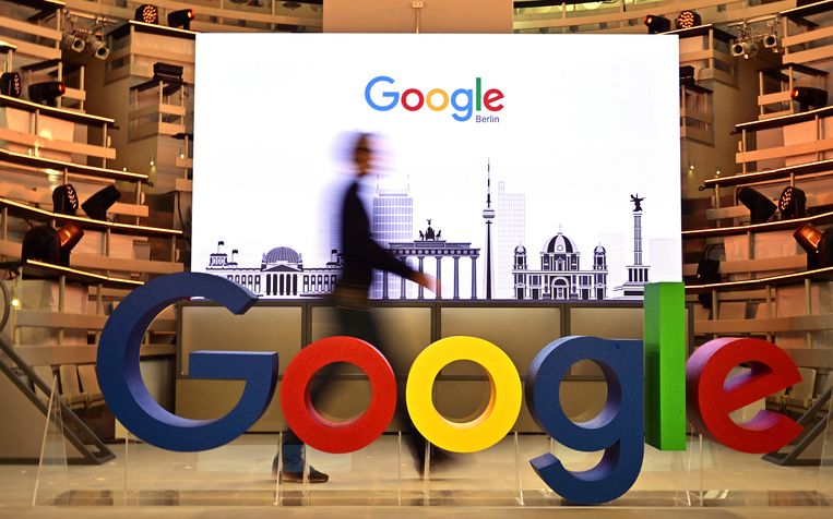 Tijdens de openingsdag van een nieuw Berlijns kantoor van Google in Berlijn passeert een technicus het beroemde logo van de Amerikaanse internetzoekgigant Google. Beeld AFP