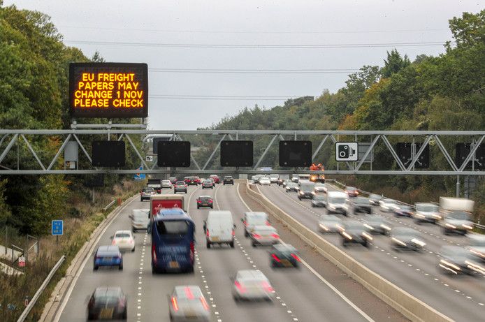 Een matrixbord boven de M3-snelweg van Londen naar Southampton waarschuwt voor een mogelijke verandering van vervoersdocumenten vanaf 1 november.