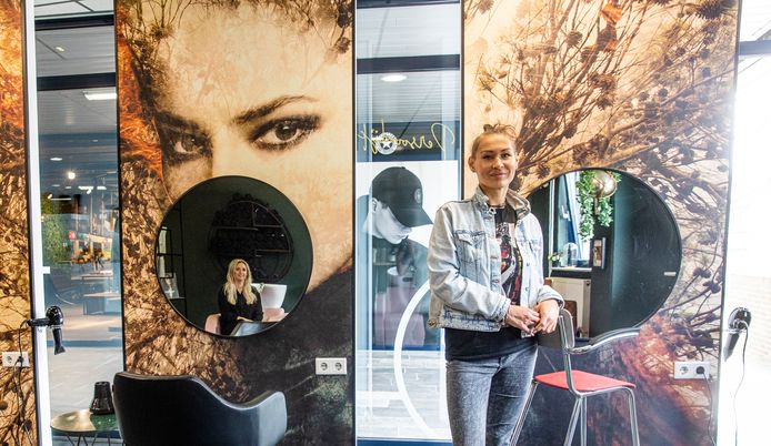 Natalia Durchenkova op haar nieuwe werkplek, kapsalon Knap! aan de Kromstraat in Veldhoven. In de spiegel links eigenares Maartje Bouwman.