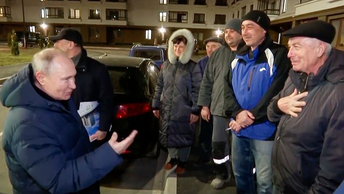 Beelden van de Russische staatstelevisie tonen Vladimir Poetin in gesprek met inwoners van Marioepol