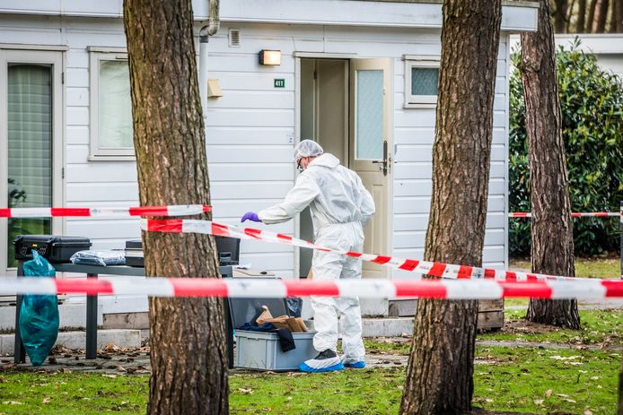 Uitgebreid sporenonderzoek vorig jaar februari bij een chalet op 't Wolfsven in Mierlo. In het huisje werd een dode Eindhovense vrouw gevonden.  De verdachte staat vandaag voor de rechter.