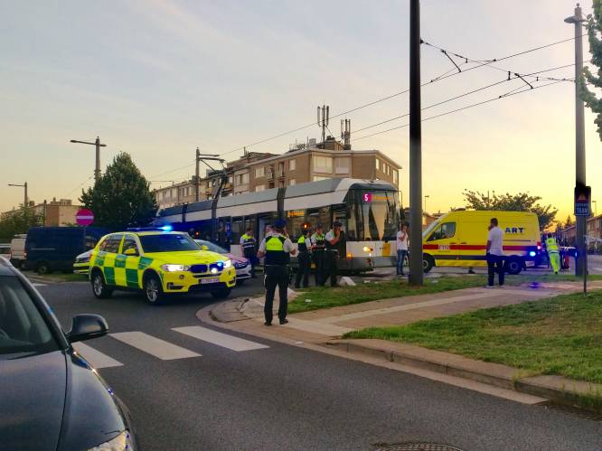 Fietser (60) zwaargewond na botsing met tram