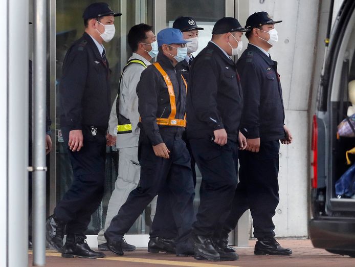 Bewakers van de gevangenis van Tokio begeleiden Carlos Ghosn naar buiten op 6 maart.