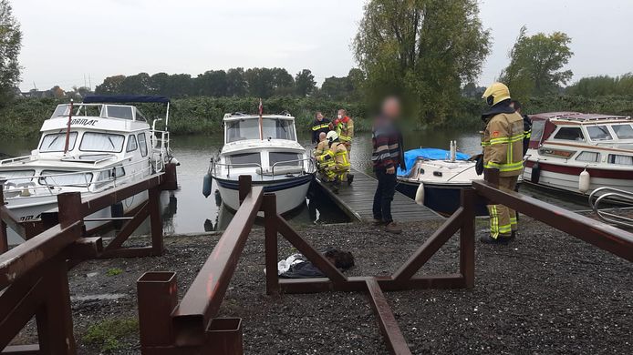 Hulpdiensten op de boot in Terborg.