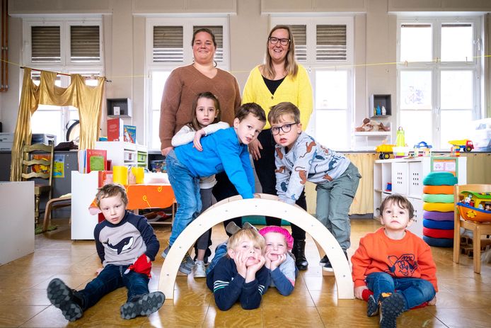 De juffen en kinderen van de kleuterschool van Eikevliet organiseren een groot feest.