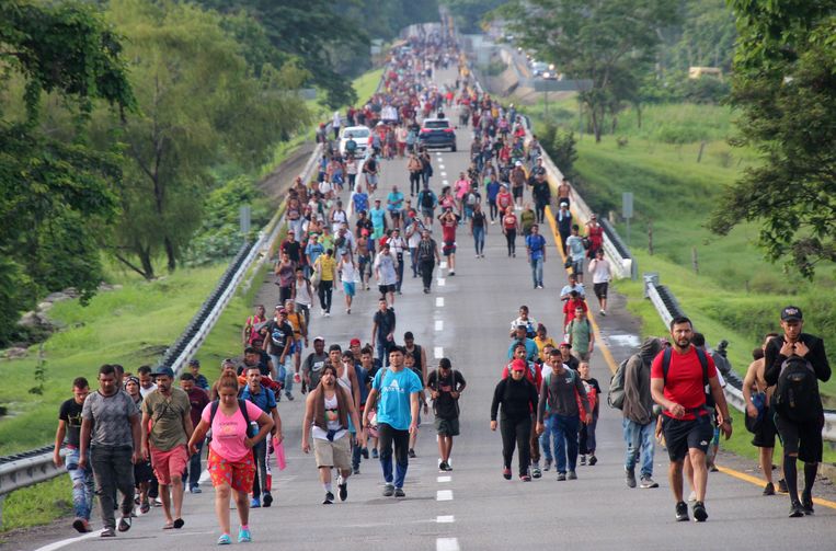 Duizenden migranten lopen sinds maandag door Mexico richting de VS, waar de Summit of the Americas plaatsvond. De karavaan wil aandacht vragen voor de migratieproblemen. Dat iemand de grens bereikt, is onwaarschijnlijk: dat is zo’n 2000 kilometer lopen. Beeld ANP / EPA
