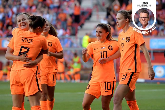 De Leeuwinnen vieren de 2-0 tijdens de vriendschappelijke dames interland tussen Nederland en Finland in Stadion De Grolsch Veste op 2 juli 2022 in Enschede.
