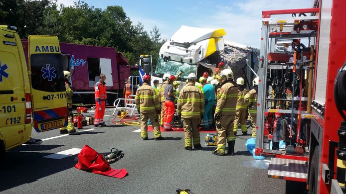 Chaos Op A50 Tussen Apeldoorn En Arnhem Na Ongeval Met Vrachtwagens Apeldoorn Destentor Nl