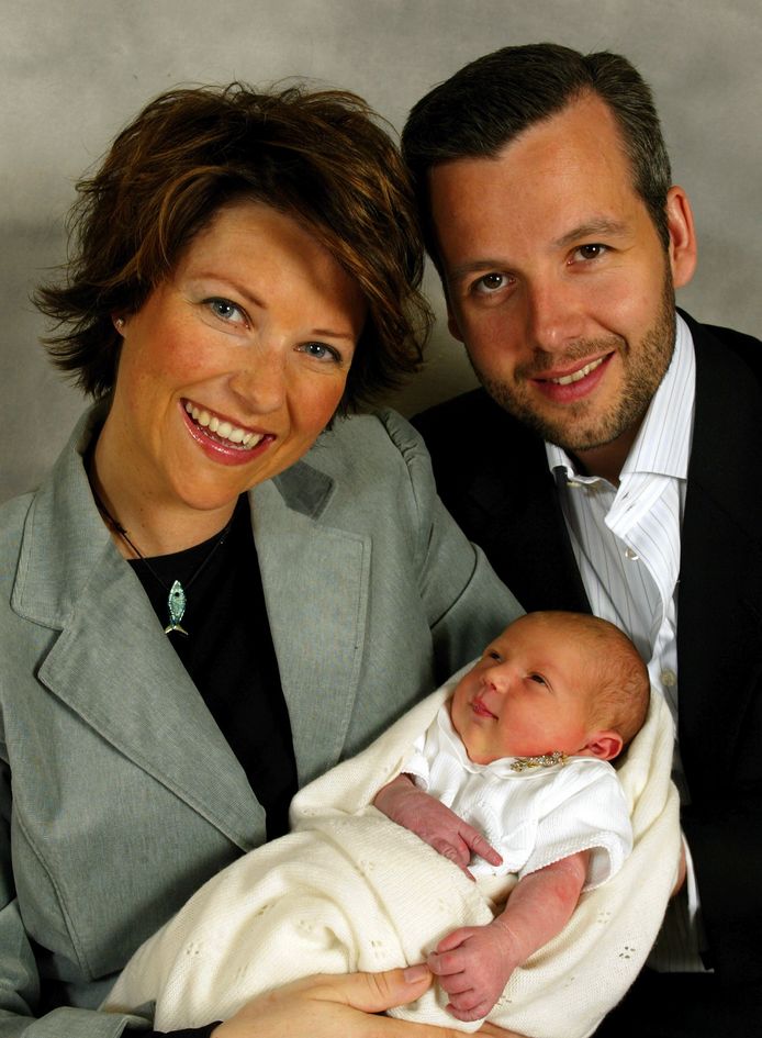 Ari Behn en prinses Märtha Louise  tonen hun dochter Maud aan de wereld. Foto uit 2003.