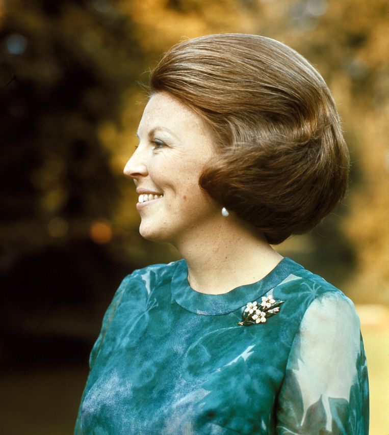 1971-06-27 00:00:00 LAGE VUURSCHE - Kroonprinses Beatrix geportretteerd in de tuin van kasteel Drakesteyn.
COPYRIGHT ANP PHOTO BENELUX PRESS Beeld ANP