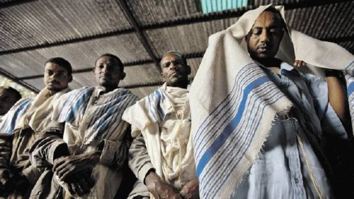Ethiopische Joden in gebedstenu. Veel Ethiopische christenen beweren van Joodse komaf te zijn. Volgens Jits van Straten is 'Jood' als etnische aanduiding een mythe. (FOTO AP) Beeld 
