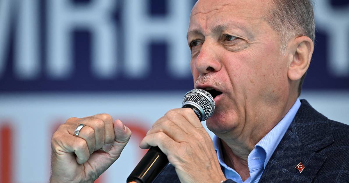 Menacé comme jamais, Erdogan prie à SainteSophie avant le scrutin