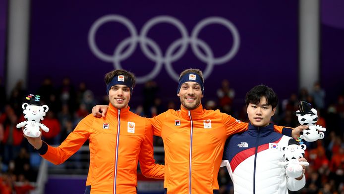 Van links naar rechts tijdens de ceremonie van de 1500 meter: Patrick Roest (zilver), Kjeld Nuis (goud) en Kim Min-seok.
